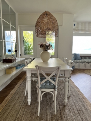 Bianco, azzurro mare e legno naturale: l’eleganza della semplicità 🌊✨- Shabby Chic
