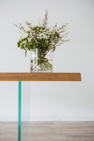 Vendita Online Tavolo in legno moderno con gambe in vetro 