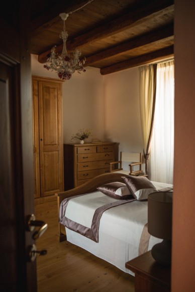 Vendita Online Camera in legno di castagno 