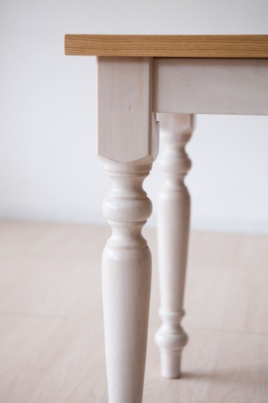 Vendita Online Tavolo  gamba tornita con piano in castagno finito naturale 