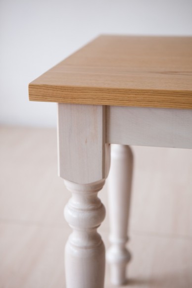 Vendita Online Tavolo  gamba tornita con piano in castagno finito naturale 